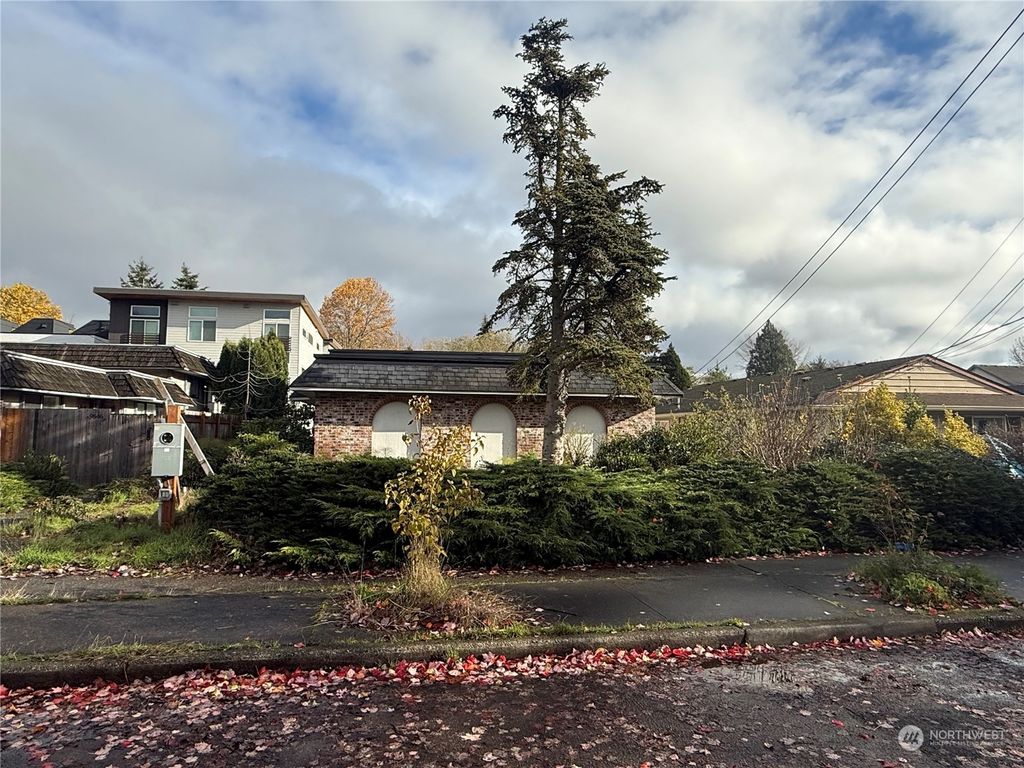 Photo of 9540 Interlake Avenue N, Seattle, WA 98103 (MLS # 2311832)