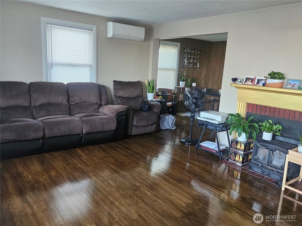 Photo of 13727 37th Avenue S, Tukwila, WA 98166 (MLS # 2426518)