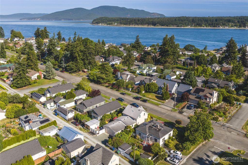 Photo of 1605 9th Street, Anacortes, WA 98221 (MLS # 2532252)