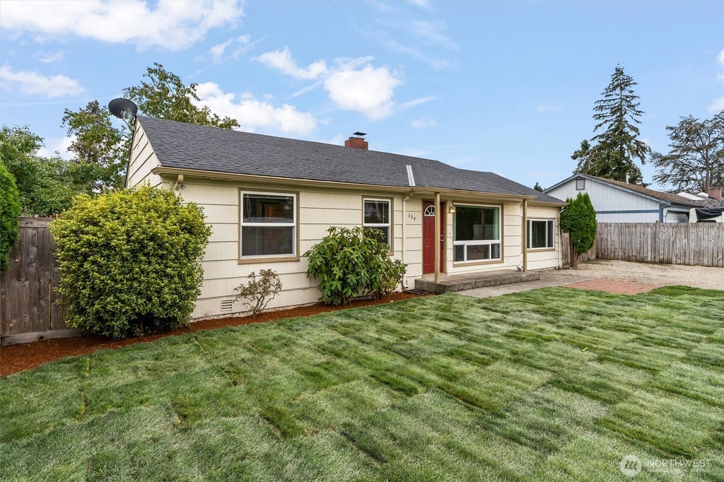 Photo of 304 125th Street, Tacoma, WA 98444 (MLS # 2591335)