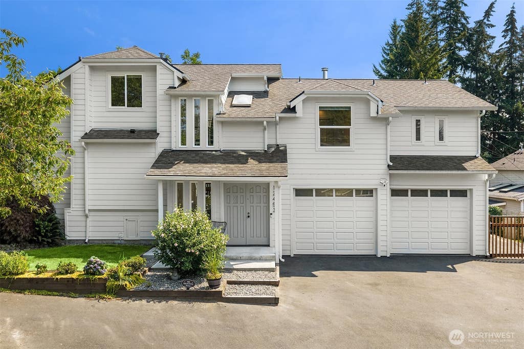 Photo of 12453 NE 104th Street, Kirkland, WA 98033 (MLS # 2564548)