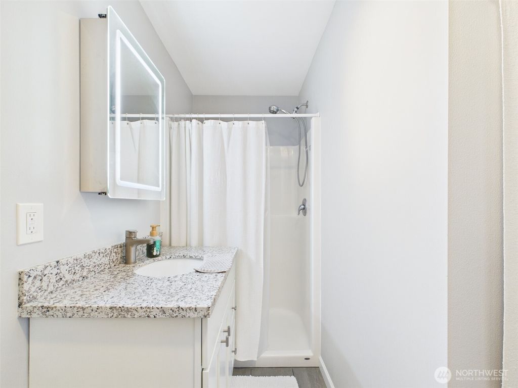 listing image 9369492452334332086