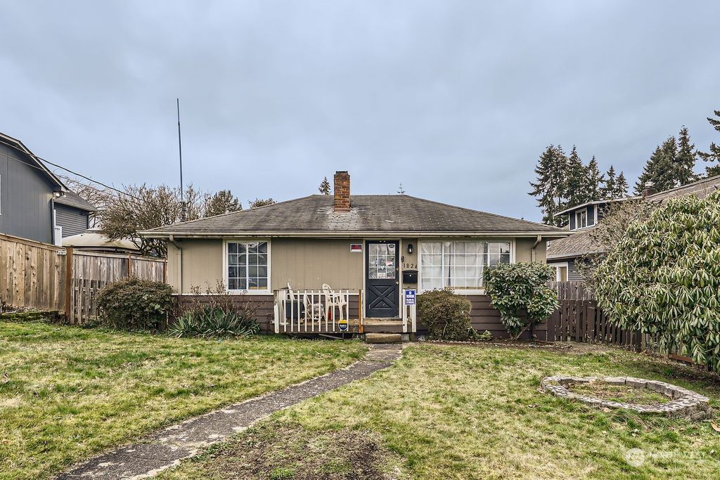 Photo of 1824 Highland Avenue, Everett, WA 98201 (MLS # 2328381)