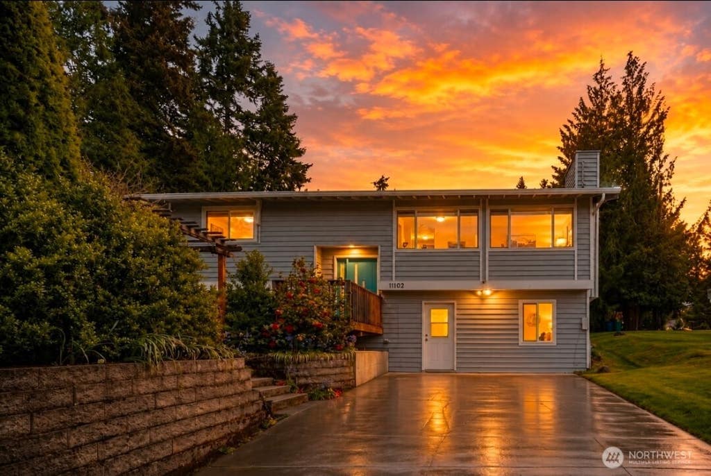 Photo of 11102 126th Avenue NE, Kirkland, WA 98033 (MLS # 2548358)
