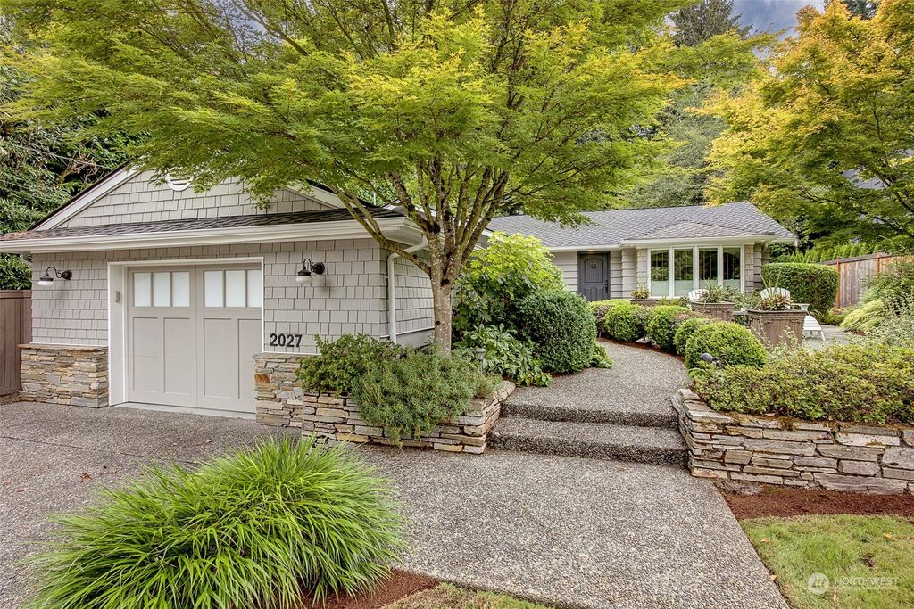 Photo of 2027 77th Avenue NE, Medina, WA 98039 (MLS # 2148887)