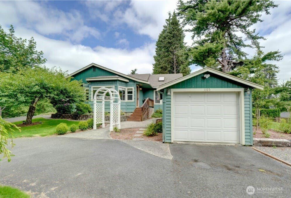 Photo of 1325 23rd Avenue SW, Puyallup, WA 98371 (MLS # 2560464)