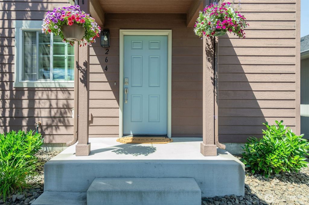 Photo of 264 Saddlehorn Lane, Wenatchee, WA 98801 (MLS # 2541010)