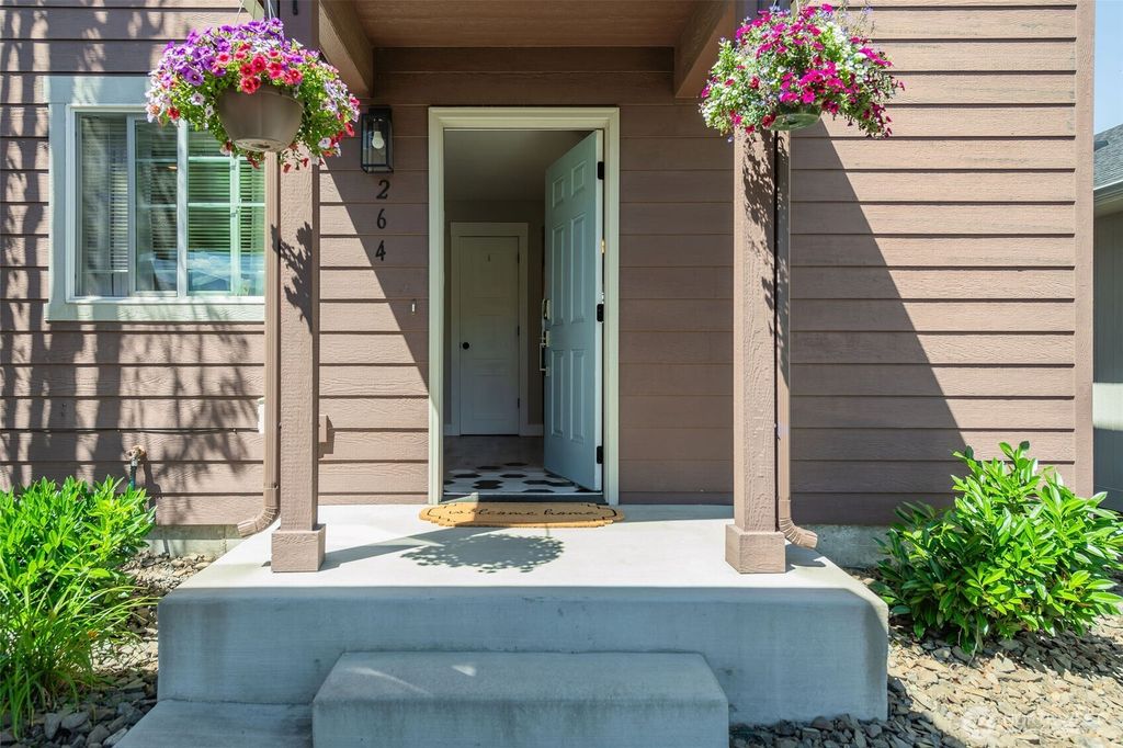 Photo of 264 Saddlehorn Lane, Wenatchee, WA 98801 (MLS # 2541010)