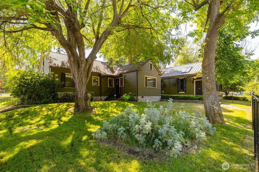 Photo of 579 SE Ely Street, Oak Harbor, WA 98277 (MLS # 2552313)