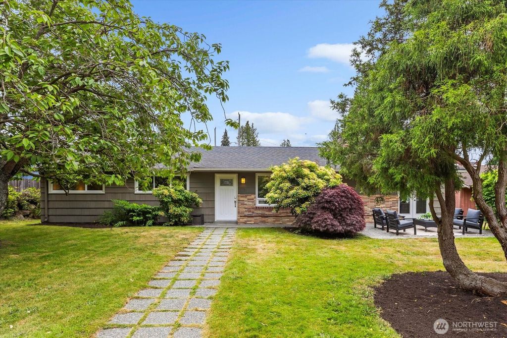 Photo of 2015 NW 204th Street, Shoreline, WA 98177 (MLS # 2390744)