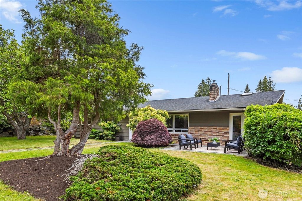 Photo of 2015 NW 204th Street, Shoreline, WA 98177 (MLS # 2390744)