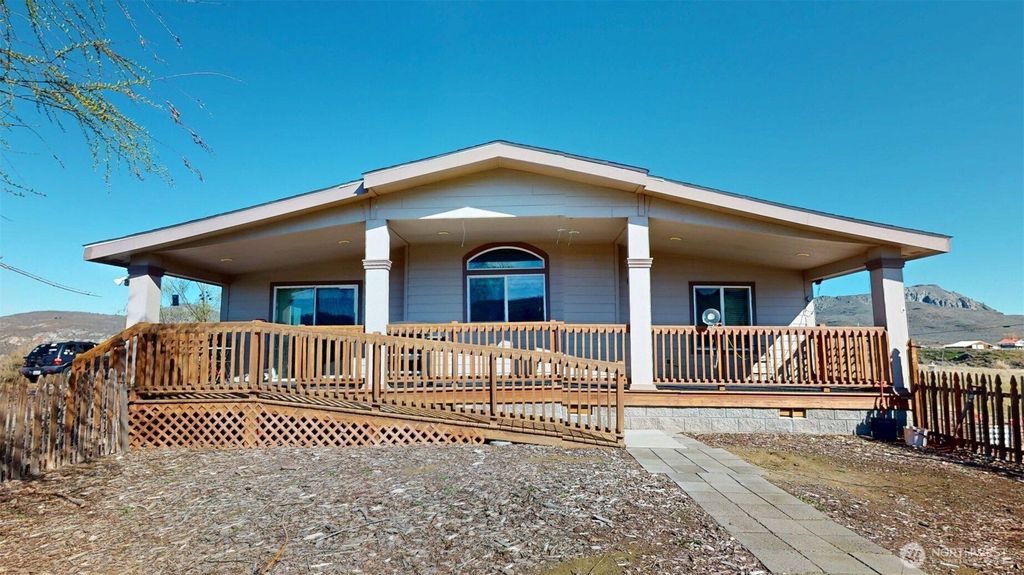 Photo of 32 Valley View Drive, Tonasket, WA 98855 (MLS # 2497131)