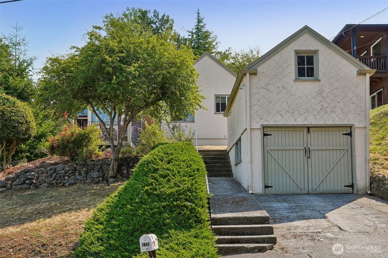 215 Farragut Ave