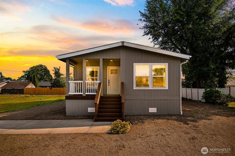 Photo of 211 Harrison Street, Sumas, WA 98295 (MLS # 2563678)