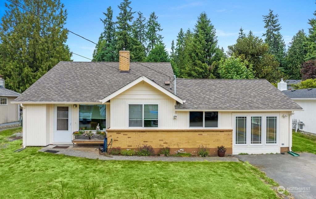 Photo of 2027 208th Place SW, Lynnwood, WA 98036 (MLS # 2138577)