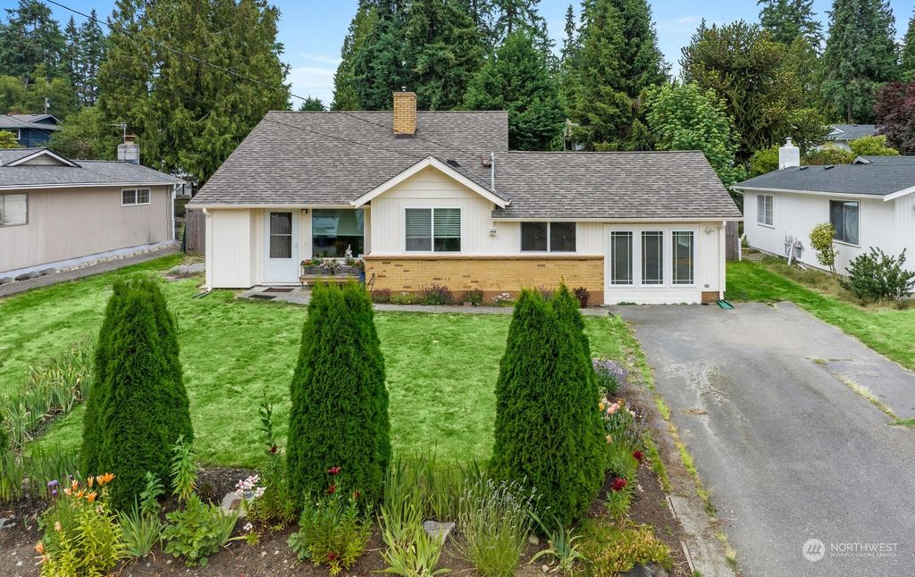 Photo of 2027 208th Place SW, Lynnwood, WA 98036 (MLS # 2138577)