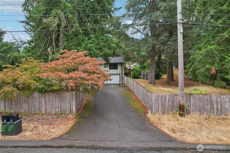 4223 Robin Road W