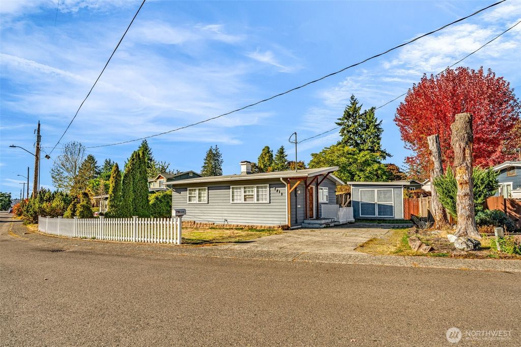 Photo of 2716 NE 5th Place, Renton, WA 98056 (MLS # 2447549)