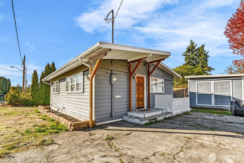 Photo of 2716 NE 5th Place, Renton, WA 98056 (MLS # 2447549)