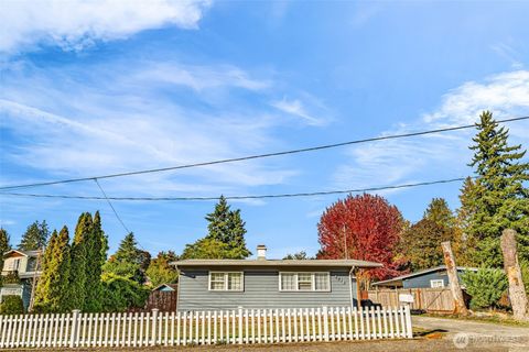 Photo of 2716 NE 5th Place, Renton, WA 98056 (MLS # 2447549)