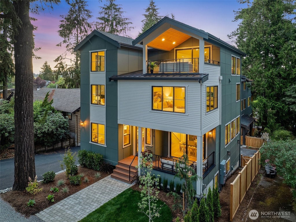 Photo of 1218 NE 103rd Street, Seattle, WA 98125 (MLS # 2579259)