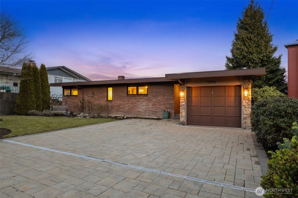 Photo of 2514 25th Avenue W, Seattle, WA 98199 (MLS # 2333933)