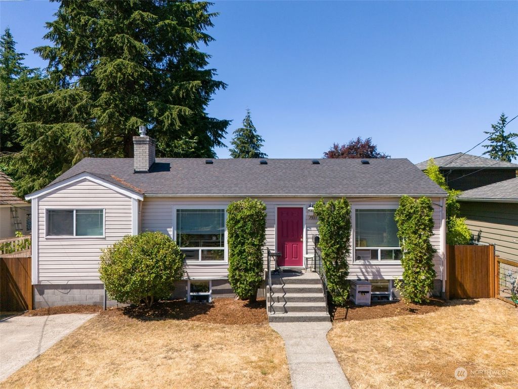 Photo of 7533 31st Avenue NE, Seattle, WA 98115 (MLS # 2272105)