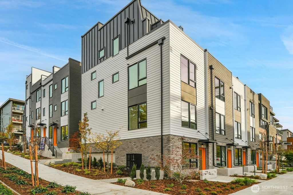 Photo of 2374 Franklin Avenue E, Seattle, WA 98102 (MLS # 2467284)