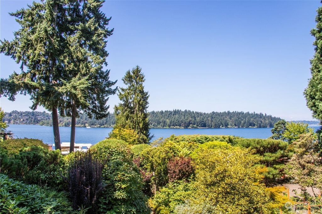 Photo of 5928 77th Avenue SE, Mercer Island, WA 98040 (MLS # 2148163)