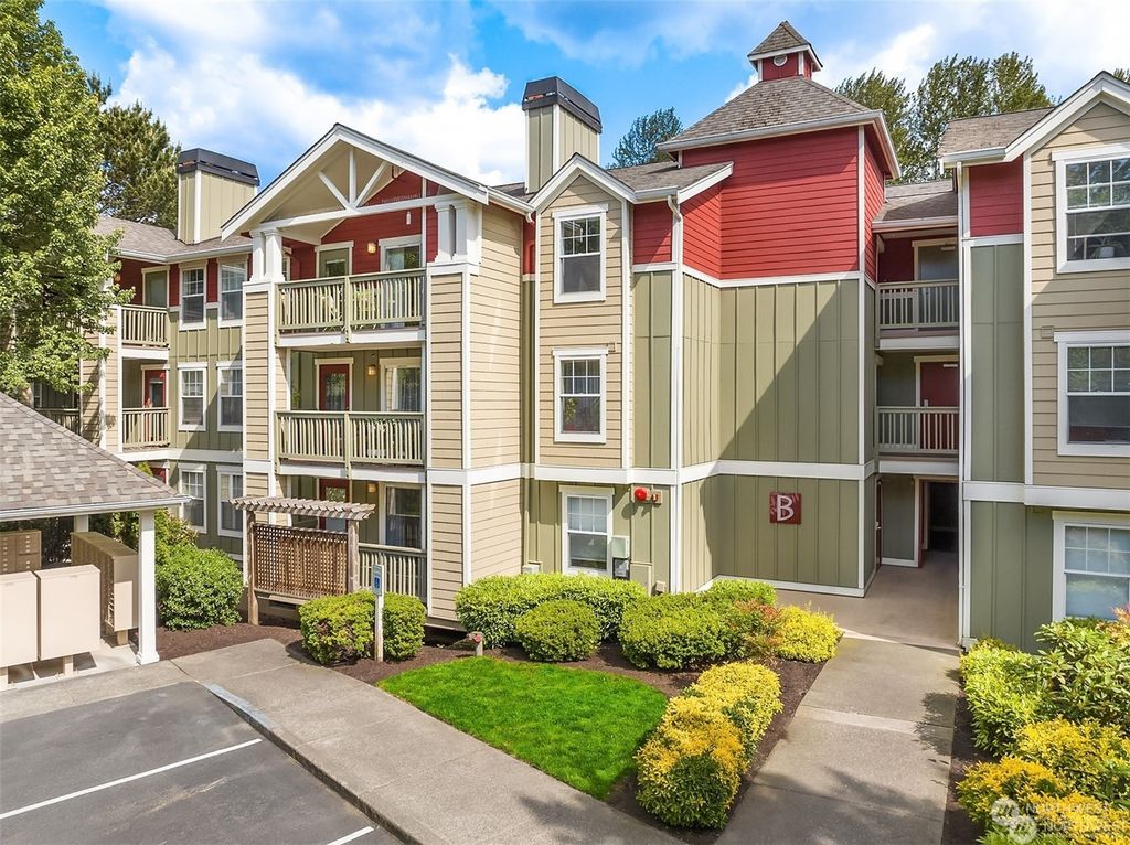 Photo of 7711 NE 175th Street #B301, Kenmore, WA 98028 (MLS # 2247789)