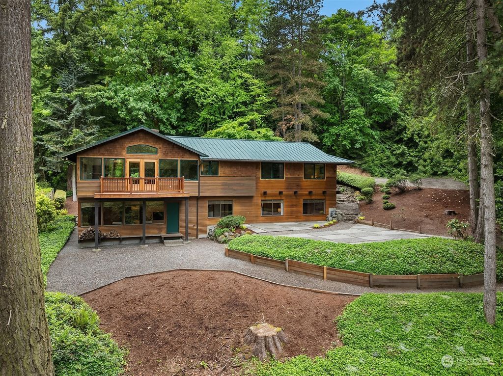 Photo of 9500 SE 43rd St St, Mercer Island, WA 98040 (MLS # 2230821)
