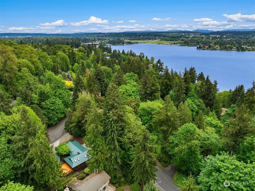 Photo of 9500 SE 43rd St St, Mercer Island, WA 98040 (MLS # 2230821)