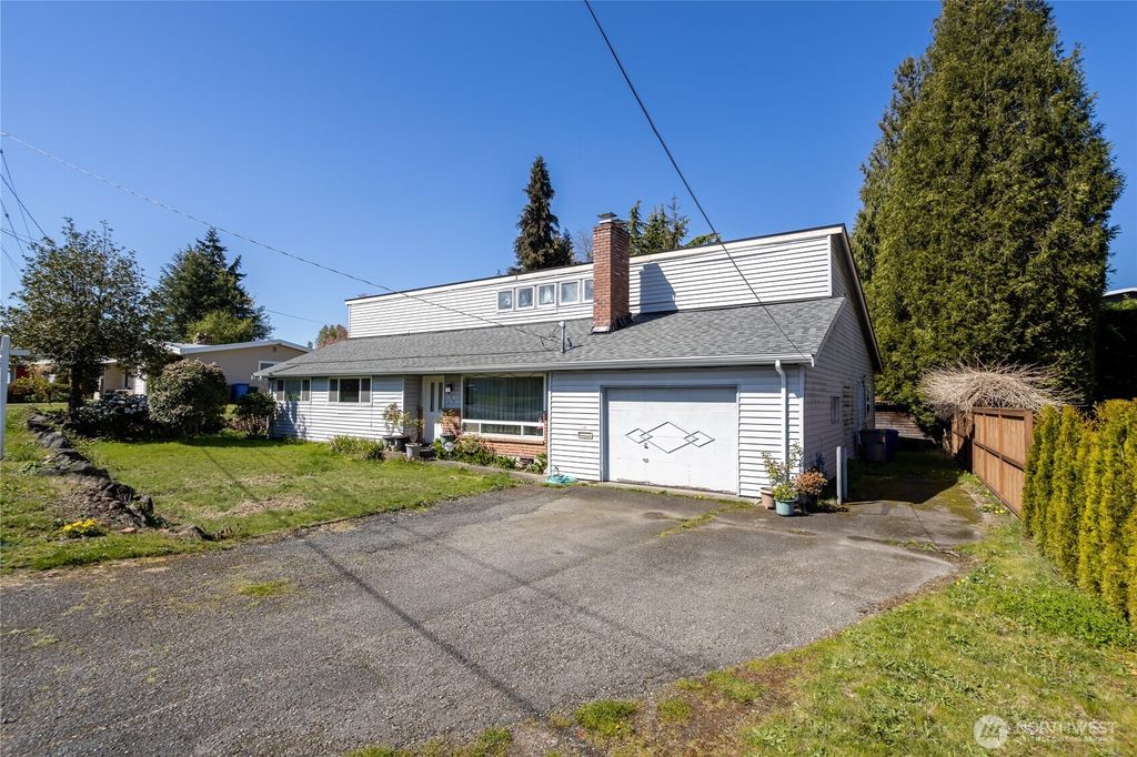 Photo of 1053 Lynnwood Avenue NE, Renton, WA 98056 (MLS # 2364928)