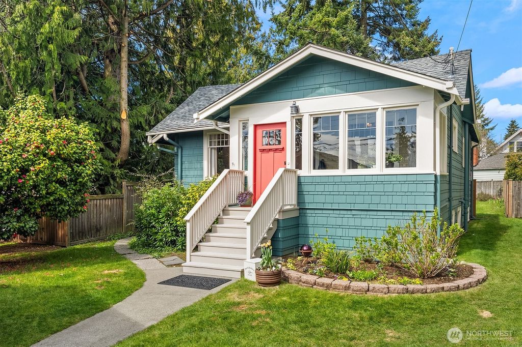 Photo of 846 NE 89th Street, Seattle, WA 98115 (MLS # 2499365)