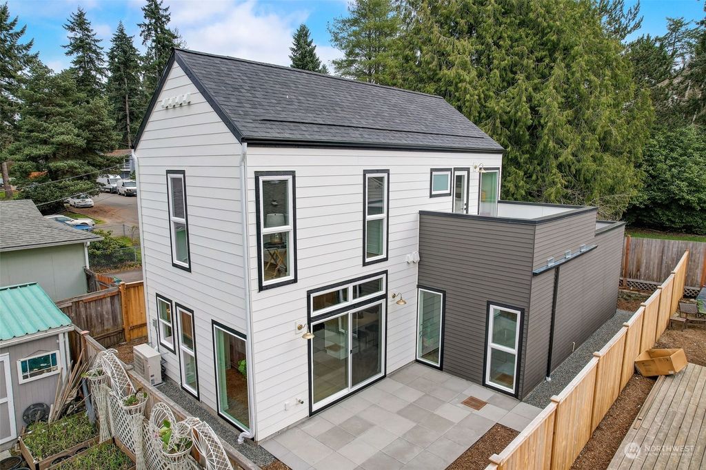 Photo of 13519 28th Avenue NE, Seattle, WA 98125 (MLS # 2204367)