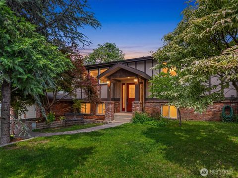 Photo of 239 6th Street NE, East Wenatchee, WA 98802 (MLS # 2526411)