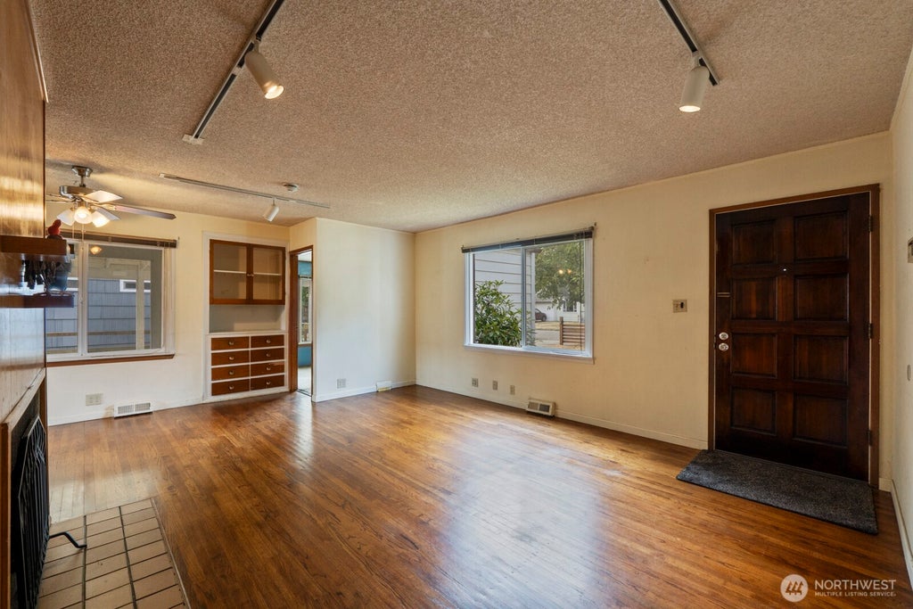Photo of 8216 21st Avenue NE, Seattle, WA 98115 (MLS # 2586327)