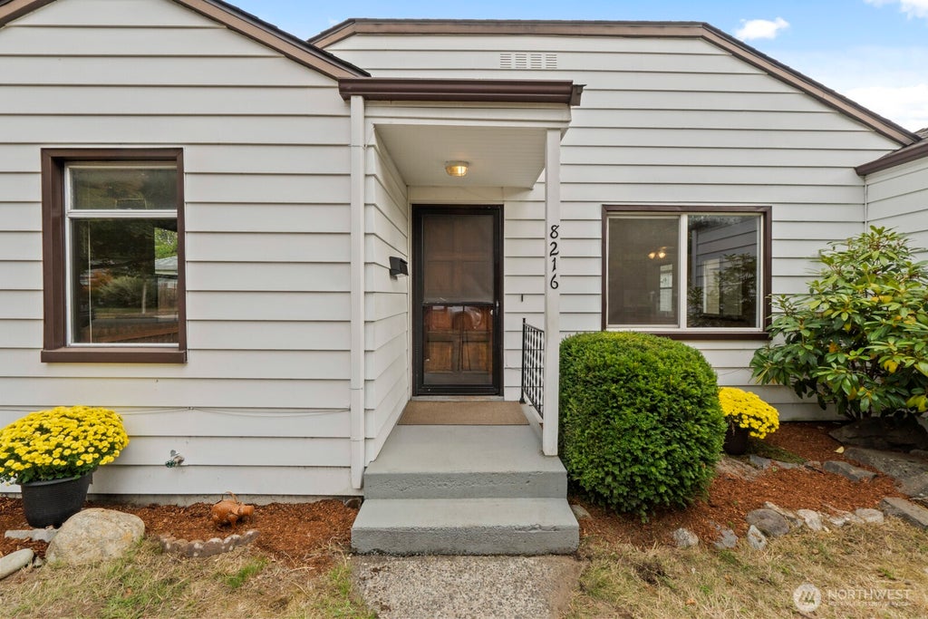 Photo of 8216 21st Avenue NE, Seattle, WA 98115 (MLS # 2586327)