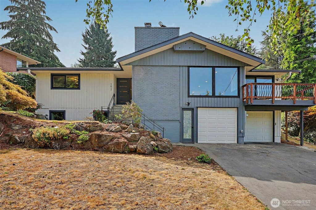 Photo of 7017 NE 155th Place, Kenmore, WA 98028 (MLS # 2568117)