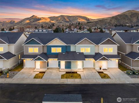 Photo of 1075 Red Apple Road #B7, Wenatchee, WA 98801 (MLS # 2505994)