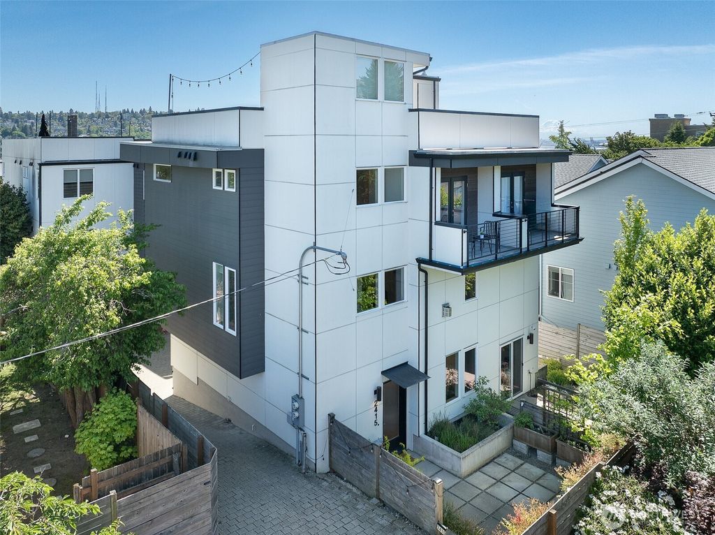 Photo of 2415 W Lynn Street, Seattle, WA 98199 (MLS # 2516917)