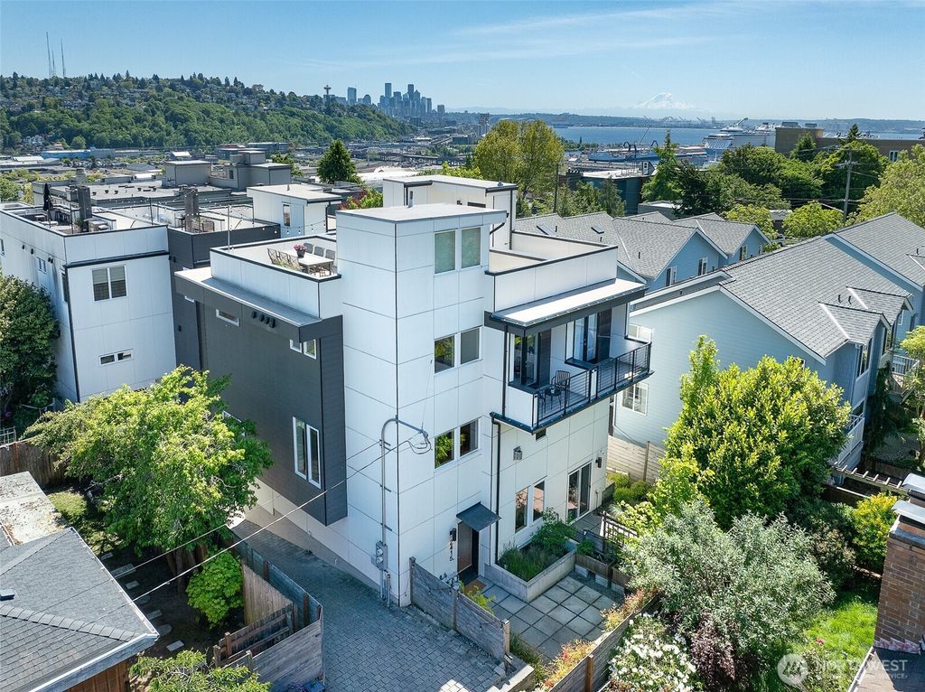 Photo of 2415 W Lynn Street, Seattle, WA 98199 (MLS # 2516917)