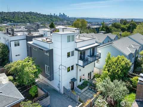 Photo of 2415 W Lynn Street, Seattle, WA 98199 (MLS # 2516917)