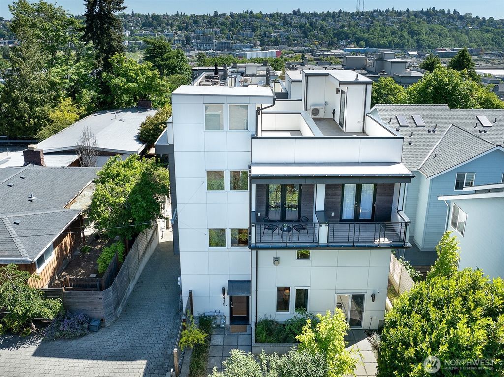 Photo of 2415 W Lynn Street, Seattle, WA 98199 (MLS # 2516917)