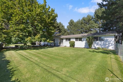 Photo of 2299 Admiral Road NE, Moses Lake, WA 98837 (MLS # 2422030)