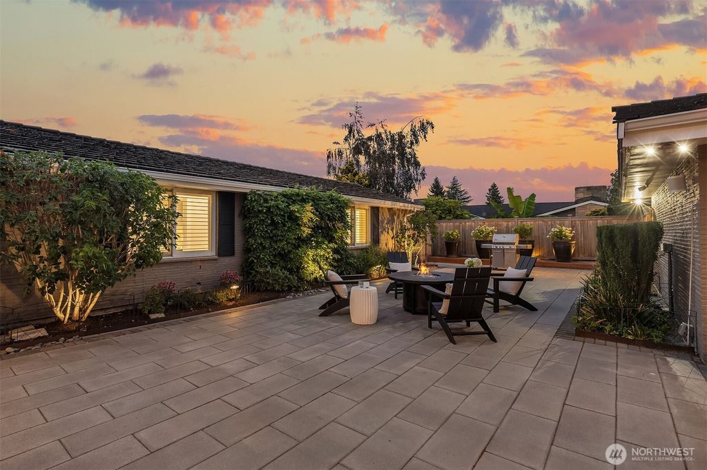 Photo of 9642 Hilltop Road, Bellevue, WA 98004 (MLS # 2398613)