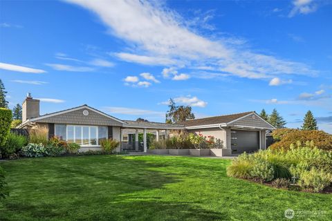 Photo of 9642 Hilltop Road, Bellevue, WA 98004 (MLS # 2398613)