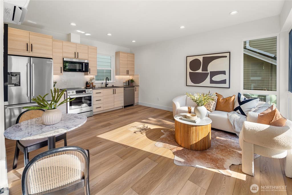Photo of 613 B 18th Avenue E, Seattle, WA 98112 (MLS # 2564746)