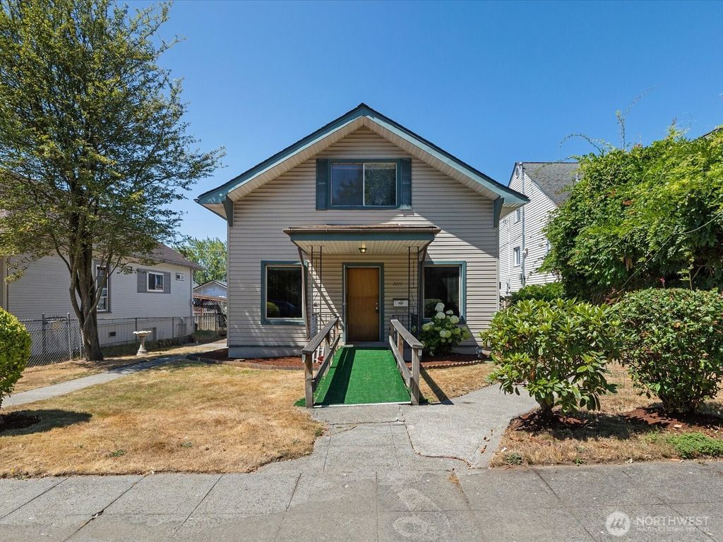 Photo of 2210 Summit Avenue, Everett, WA 98201 (MLS # 2402182)