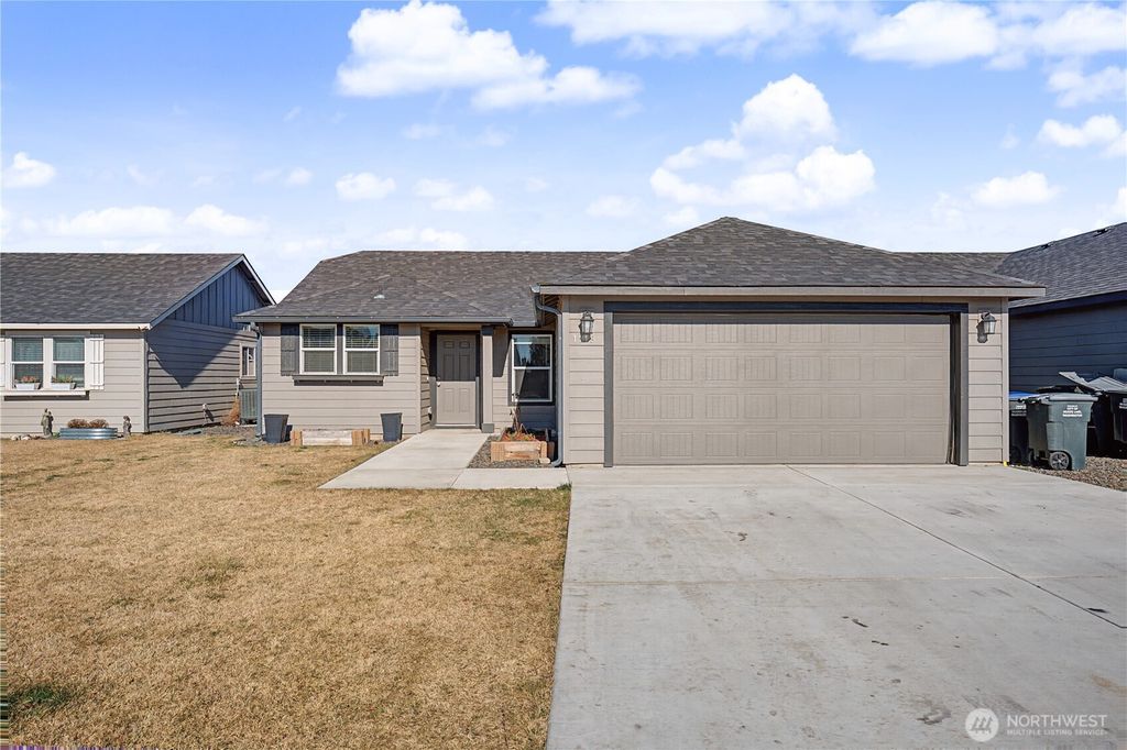 Photo of 1118 W Sequoia Road, Moses Lake, WA 98837 (MLS # 2522840)